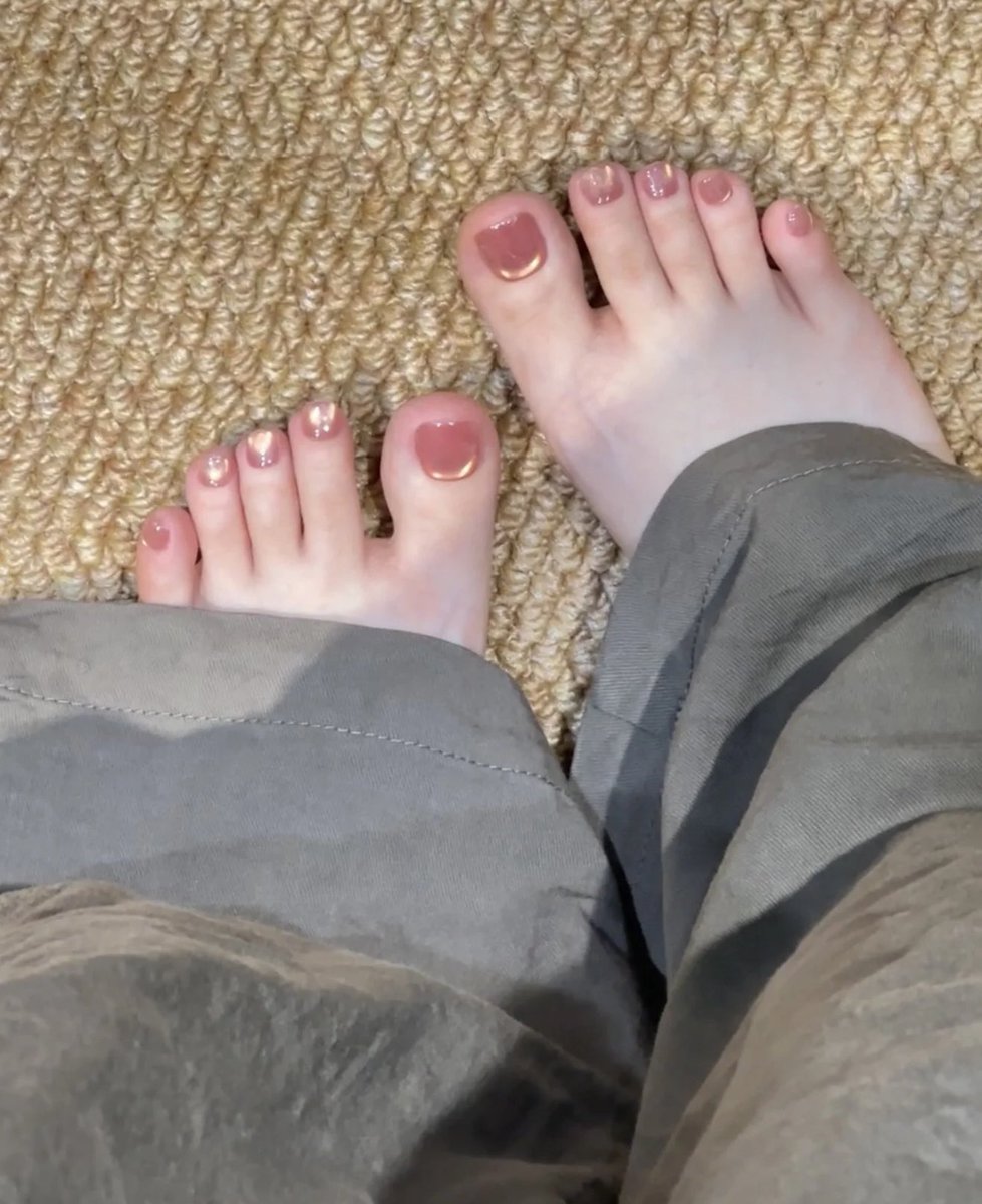 一个二代朋友让我挺震惊的，父辈的财富效应很大，明明可以建立一条自己的附庸生产线，轻松赚取不必言听计从的尊严和自由，但他说，我为什么要去品尝新的痛苦呢？老爷子虽然霸道，但很熟悉，社会上的骗子太多了。
马上2026年了，币圈可以让你自由吗？#BTC