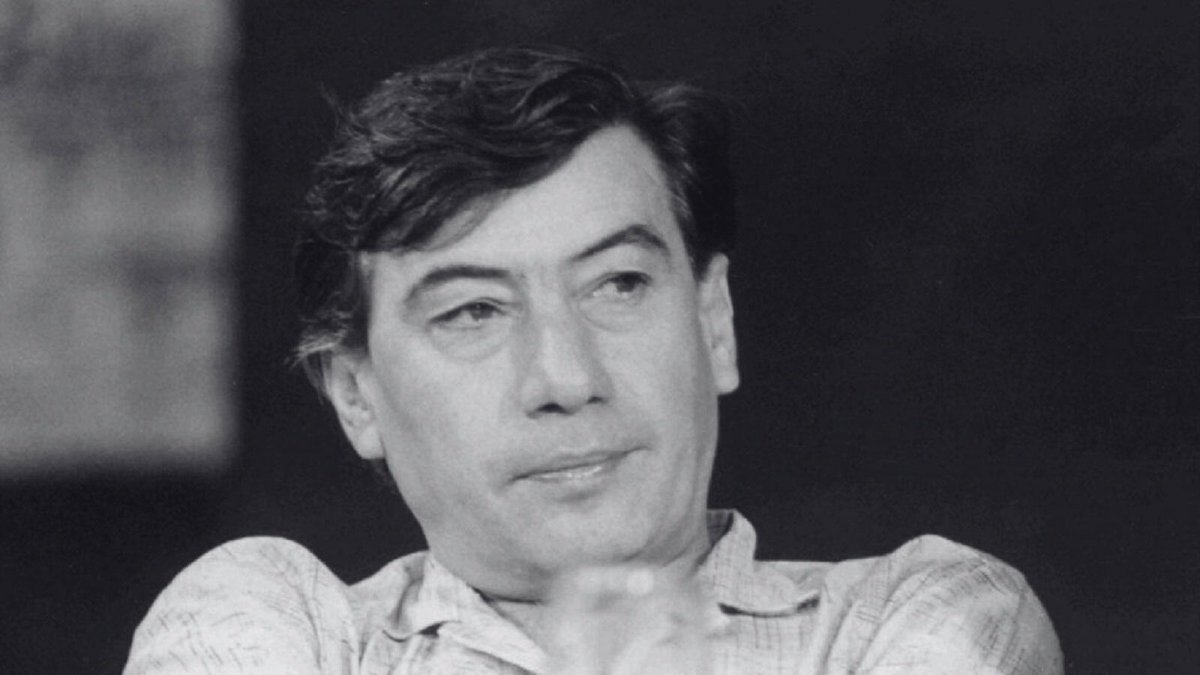 Shottarthur's tweet image. «الابتر» للكاتب ممدوح عدوان — توصية لكل من يظنّ نفسه قارئًا.. فمن لم يقرأ «الابتر» لم يقرأ شيئًا. 

تجري أحداث الرواية في قرية «المنصورة» في أعقاب 1967. بطل القصة هو العجوز الذي بقي وحيدًا في أرضه بعدما غادرها أهل القرية، حيث تركوا الحقول والمحاصيل، وربّما سَقَط زمنهم في السقوط…