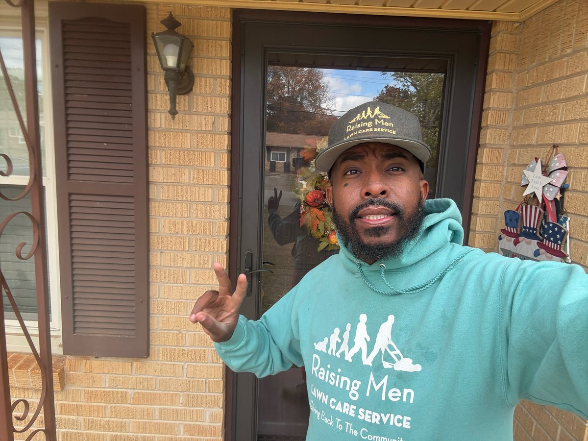 iamrodneysmith's tweet image. This morning, I had the honor of mowing Mr. Smith’s lawn as he rested inside. He is a Air Force veteran who is 90 years young. Thank you so much Mr. Smith for your service and sacrifice and also happy birthday to the Marines. Making a difference, one Lawn at a time.