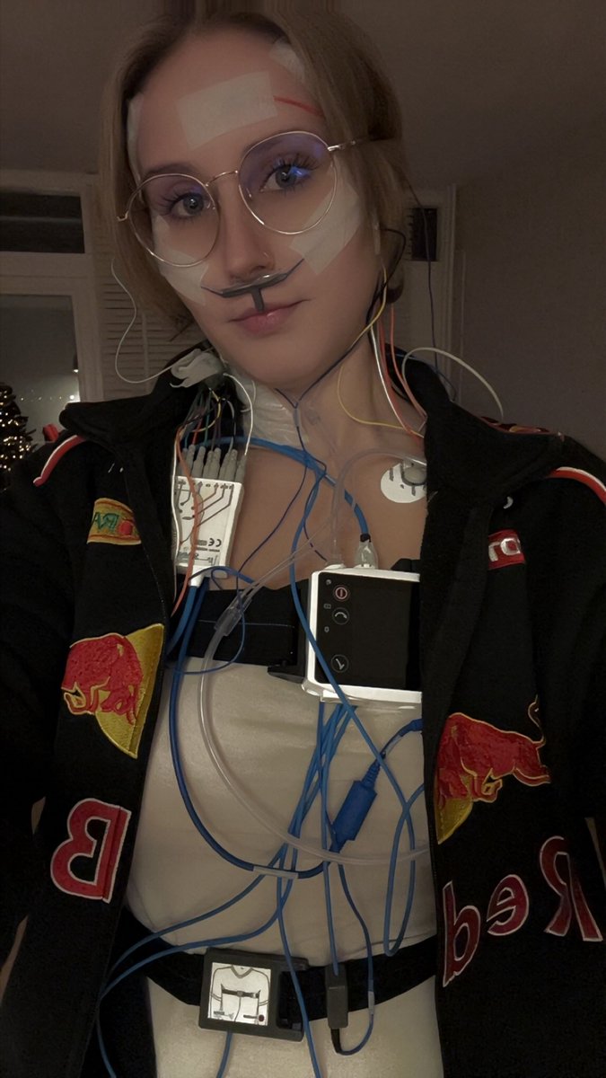 Kiimmie33's tweet image. Just another glamorous night of beauty sleep… wired edition ⚡ Joining the cyborg army 🤖 #SleepApneaTest