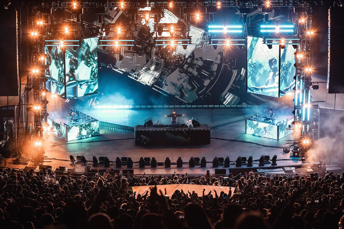 kylebrim's tweet photo. Deadmau5 brought robots that helped with the Red Rocks set and people are acting like the robots stole their chance at a B2B slot lol

 @deadmau5  @mau5trap  @AEGPresentsRM  @RedRocksCO https://t.co/JV20zm1q1X