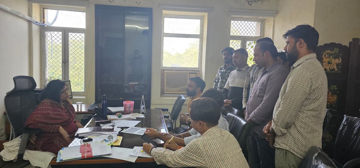 आज स्वास्थ्य भवन में NHM प्रोजेक्ट डायरेक्टर (PD) प्रिया भार्गव जी से प्रतिनिधिमंडल के साथ मुलाकात की जिसमें मुख्य रूप से CHO भर्ती 2022 की वेटिंग लिस्ट जारी करने, CHO भर्ती 2020 की 219 अभ्यर्थियों की वेटिंग लिस्ट और 49 होल्ड अभ्यर्थियों का परिणाम जारी करने को लेकर बात रखी,
साथ