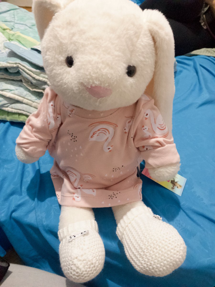 y00things's tweet image. utul pakai baju dan kaos kaki baru🐰🧦..