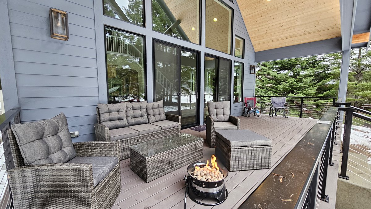 visitmtrainier's tweet image. Hard to spell, easy to love. Farinhafell is a boutique stay tucked into a quiet corner a short drive from downtown Enumclaw and Crystal Mountain Resort.
visitrainier.com/farinhafell #placestostay