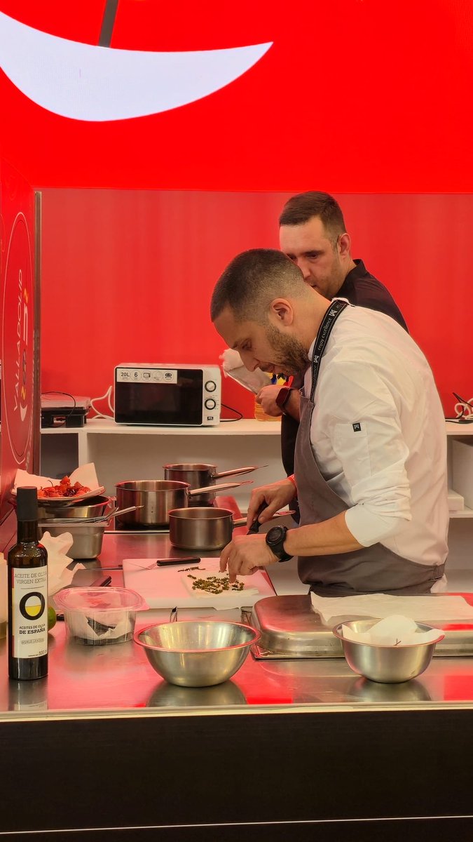 Profesionales de las restauración y amantes de la gastronomía miran a Valladolid en donde se celebran los campeonatos Nacional y Mundial de Tapas. No podíamos faltar a esta cita en la que patrocinamos el premio Aceites de Oliva de España a la mejor tapa del IX Campeonato Mundial.