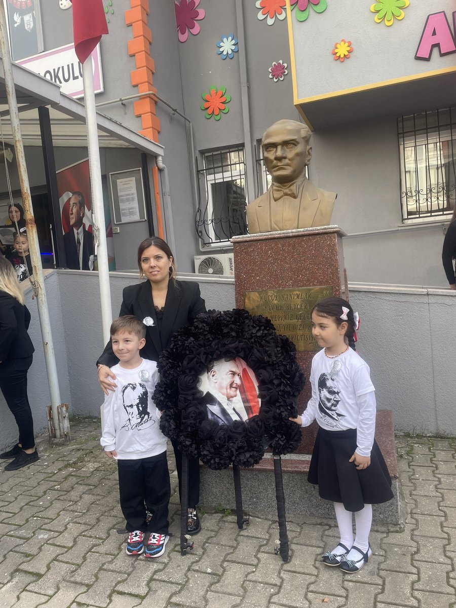 emek_bursa's tweet photo. Kulüp öğrencilerimiz okul müdüremizle birlikte Atatürk büstümüzü çiçek ve çelenklerle süsledi 🌺🇹🇷
@lk91005076  @emek_bursa @msakarya6716 @MetinSEZER_16 @Osmangazi_MEM @bursailmem16 @tcmeb https://t.co/ycHMjFnx3b