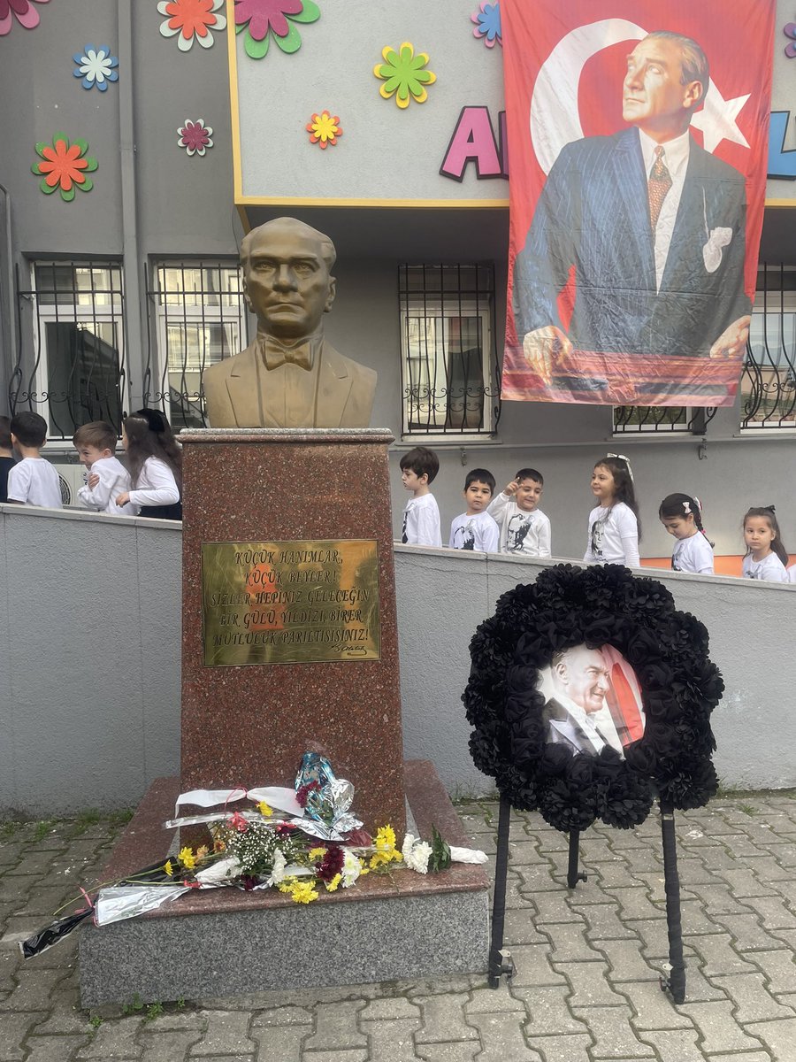 emek_bursa's tweet photo. Kulüp öğrencilerimiz okul müdüremizle birlikte Atatürk büstümüzü çiçek ve çelenklerle süsledi 🌺🇹🇷
@lk91005076  @emek_bursa @msakarya6716 @MetinSEZER_16 @Osmangazi_MEM @bursailmem16 @tcmeb https://t.co/ycHMjFnx3b