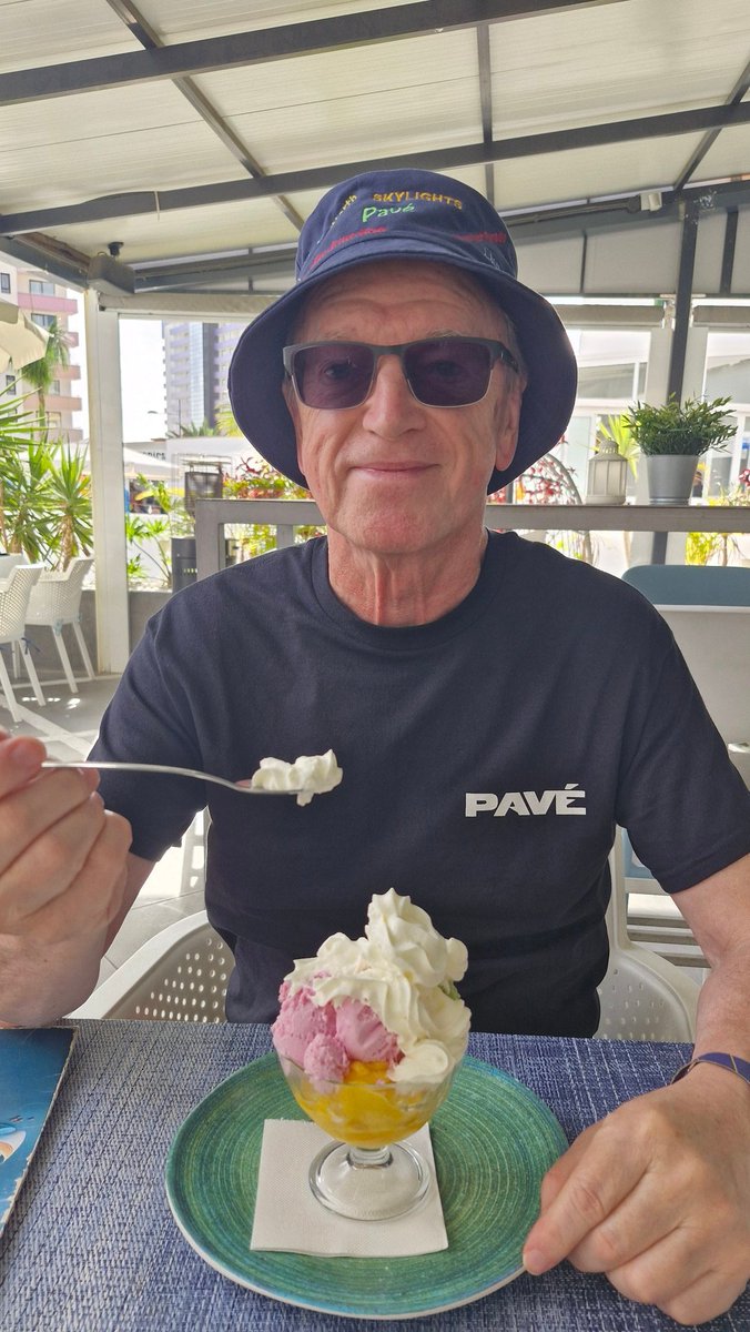 zogarmy's tweet photo. After you've had an afternoon treat and a walk along the coastal path, it would be rude if when you got back to your hotel you didnt take advantage of the excellent free wi-fi. π
Time to give this @PavebandUK cracker a few plays... ππ
#CrowdedIsolation
https://t.co/TnriGXhYkt https://t.co/pTNf6EtfBq