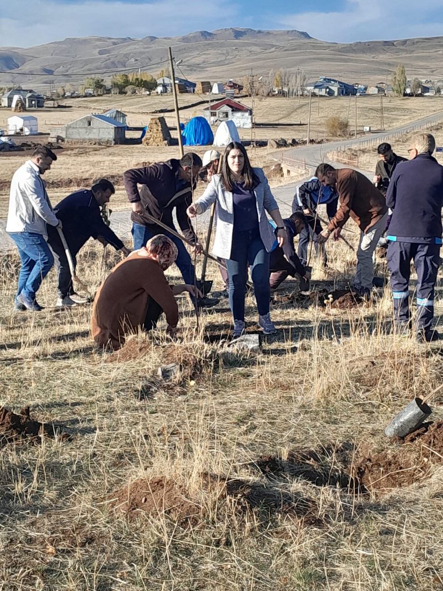 ✅ İnsan yetiştirmek ile fidan dikmek arasında yakın bir akrabalık görüyorum. Her ikisinin de meyveye durması için bakıma ve zamana ihtiyacı var. Seçmekle, dikmekle olmuyor sadece. İlgilenecek, emek vereceksin. İhtiyaçlarını karşılayacaksın. Bu sevgi işidir, gönülden gelir.