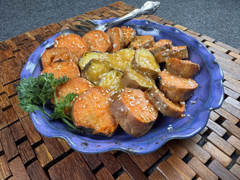 GGoodtaste's tweet image. Miso Maple-Jam Sweet Potatoes for #MeatlessMonday! 🍠 Adapted from #DorieGreenspan&apos;s Everyday Dorie, these use vegan ponzu &amp;amp; sriracha sauces for a meatless holiday dish. Great side for your menu; check the blog for ⬆️ ideas! 🌱 #VeganRecipes #PlantBased #HolidayCooking
