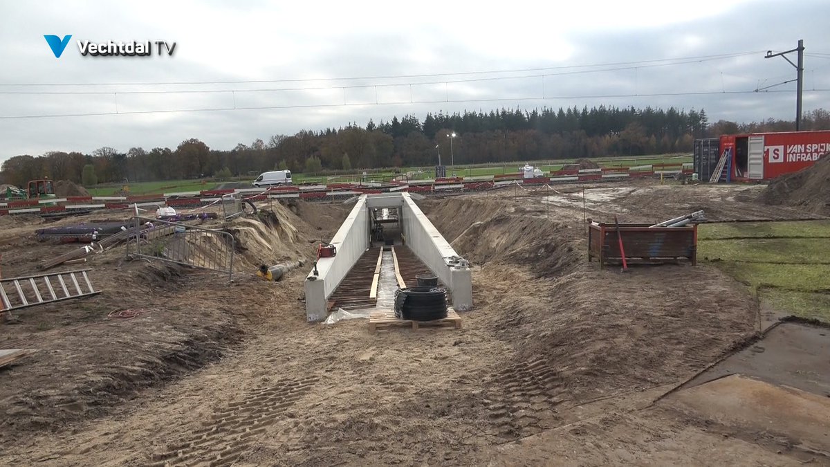 VechtdalTV's tweet image. VIDEO - Veetunnels onder spoorlijn Dalfsen - Ommen
-----&amp;gt;ap.lc/YoCBx
#Dalfsen #spijkerinfrabouw #Spoor #Vee