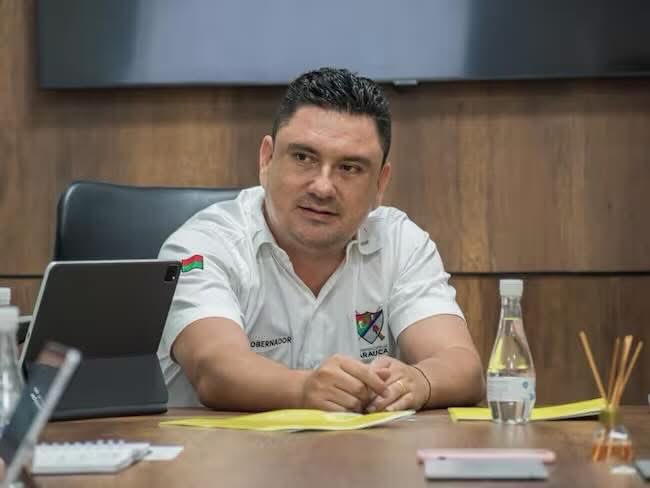 SE SALVÓ GOBERNADOR DE ARAUCA DE ATENTADO TERRORISTA.
El gobernador de Arauca Renson Martinez Prada sufrió un atentado terrorista al salir del municipio de Fortul. La caravana de vehículos fue atacada a tiros por sujetos no identificados. Los proyectiles impactaron los vehículos
