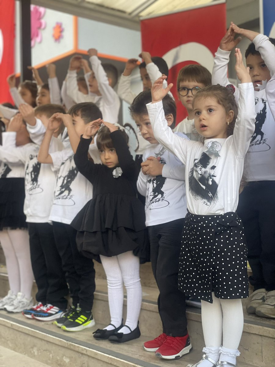 emek_bursa's tweet photo. Okulumuzun öğrencileri Atamız için saygı, sevgi ve özlemle anma töreni gerçekleştirdi . 🇹🇷🇹🇷
@lk91005076  @emek_bursa @msakarya6716 @MetinSEZER_16 @Osmangazi_MEM @bursailmem16 @tcmeb https://t.co/23GyhcQzwJ