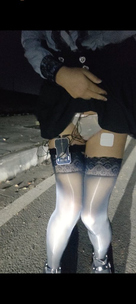 makjisa's tweet photo. 家里有人，只能开车找个偏僻的角落玩玩具咯。不过周围没人被远控的时候可以放心大胆的喘诶。要是真的遇到人了，不知道对方是会被吓跑，还是用一用这个路边突然刷新的小楠梁呢。#雌堕 #男娘肉便器  #户外 #郊狼 #男娘rbq #电击 #男娘 #肉便器 #丝袜 #伪娘 https://t.co/yeLZ1Y306R