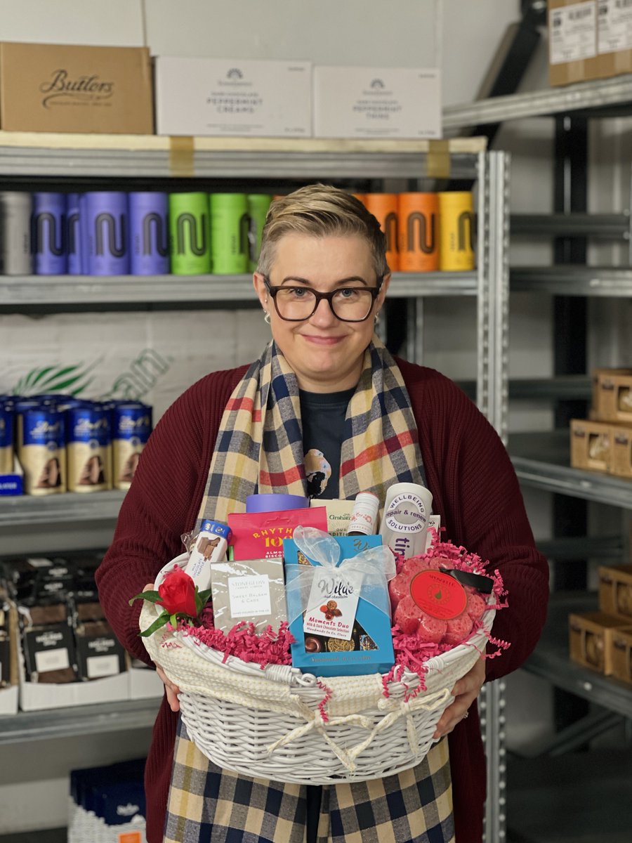 BasketsGalore's tweet image. Today&apos;s Gift Basket Of The Day is the &apos;&apos;Girlfriend&apos;s Gifts Galore&quot; 🧡

ow.ly/X2xm50Xpx9c

Follow &amp;amp; RT to enter #prize draw to #win a Gift Basket. 

More info via our blog. 

#dailydispatch #gifts #competition #giftbasketsrule #giftsforgirlfriend