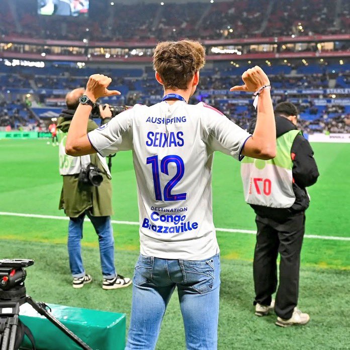 Arambu6's tweet photo. MMDDDRRRR LA TAILLE DU JEAN OH LE PANTALON DE LA BAC JE SERRE 🤣🤣🤣 https://t.co/KE5acKT0sJ