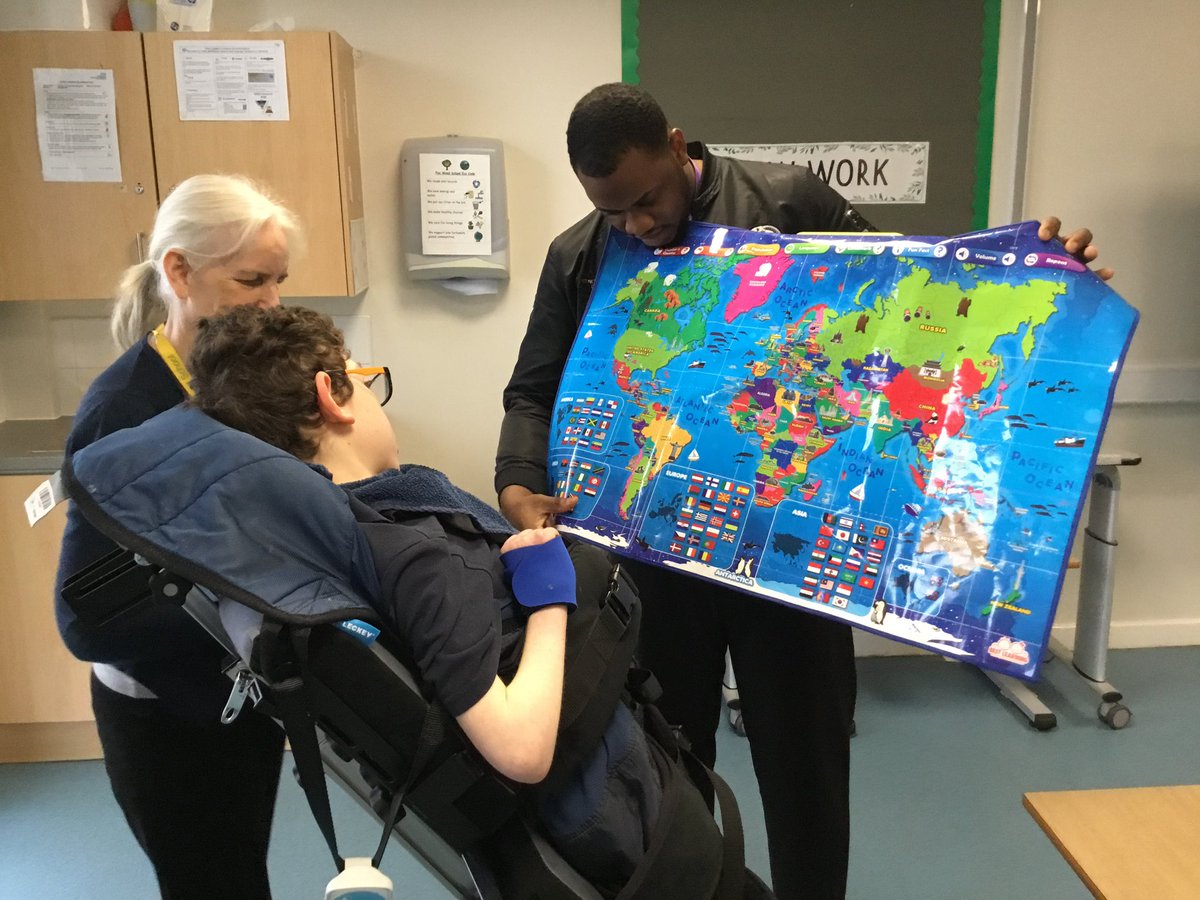 🩶 Grey glass have been learning about different countries and oceans using the interactive world map and globe. The pupils learnt how to use the buttons to find out information about the different countries, creatures and flags. 🌍 Well done everyone!