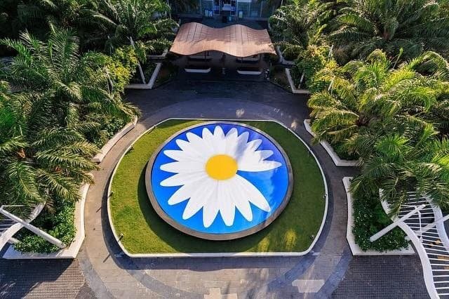 8KLIFE's tweet photo. Vietnam pulled out all the stops for G-Dragon, the airport decorated with daisies, local stores joining in, and a new 50K-capacity venue for 2 sold-out concerts totaling 100,000 attendees.
The country welcomed him like a true icon. BIGBANG should always tour here 🇻🇳 https://t.co/fGOQtAZKsQ