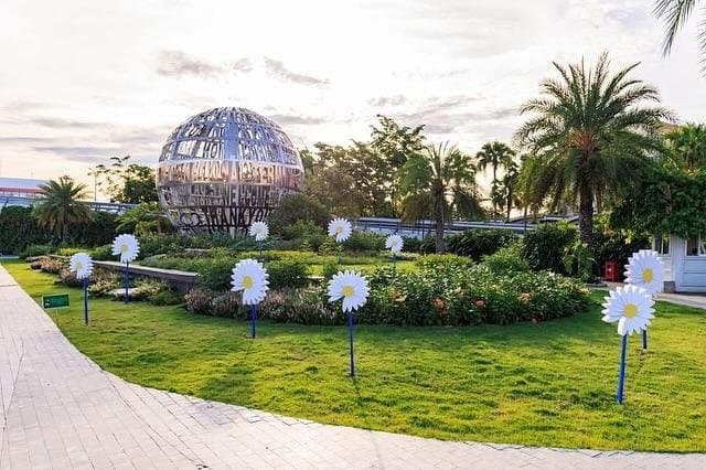 8KLIFE's tweet photo. Vietnam pulled out all the stops for G-Dragon, the airport decorated with daisies, local stores joining in, and a new 50K-capacity venue for 2 sold-out concerts totaling 100,000 attendees.
The country welcomed him like a true icon. BIGBANG should always tour here 🇻🇳 https://t.co/fGOQtAZKsQ