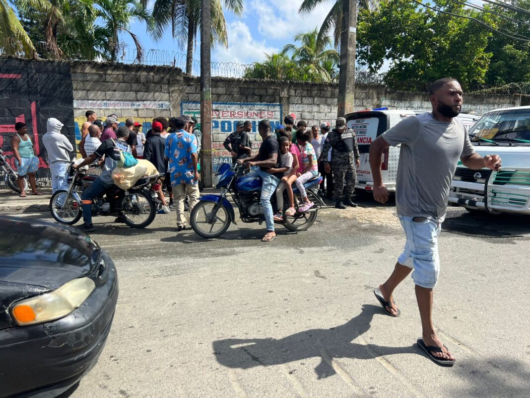 Miembro del Ejército muere tras chocar contra poste en Los Alcarrizos
controlandoelejido.com/miembro-del-ej…