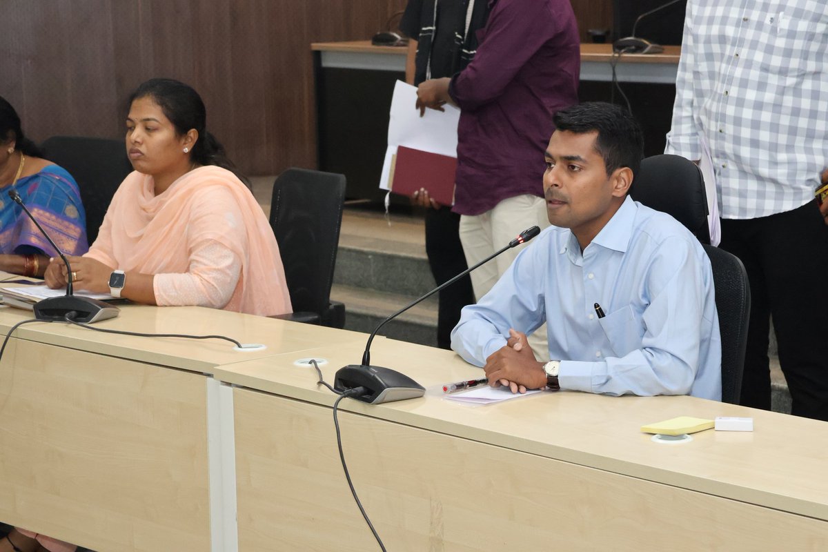 #ఖమ్మంకలెక్టరేట్ లోని సమావేశ మందిరం నందు జిల్లాలో జాతీయ రహదారుల భూసేకరణ, తుఫాన్ వలన జరిగిన నష్టం అంశాలపై అదనపు కలెక్టర్ లు పి. శ్రీజ, పి. శ్రీనివాస రెడ్డి లతో కలిసి సోమవారం సంబంధిత అధికారులతో #జిల్లాకలెక్టర్ అనుదీప్ దురిశెట్టి సమీక్షించారు. తుఫాన్, ఆకాల వర్షం వలన జిల్లాలో జరిగిన