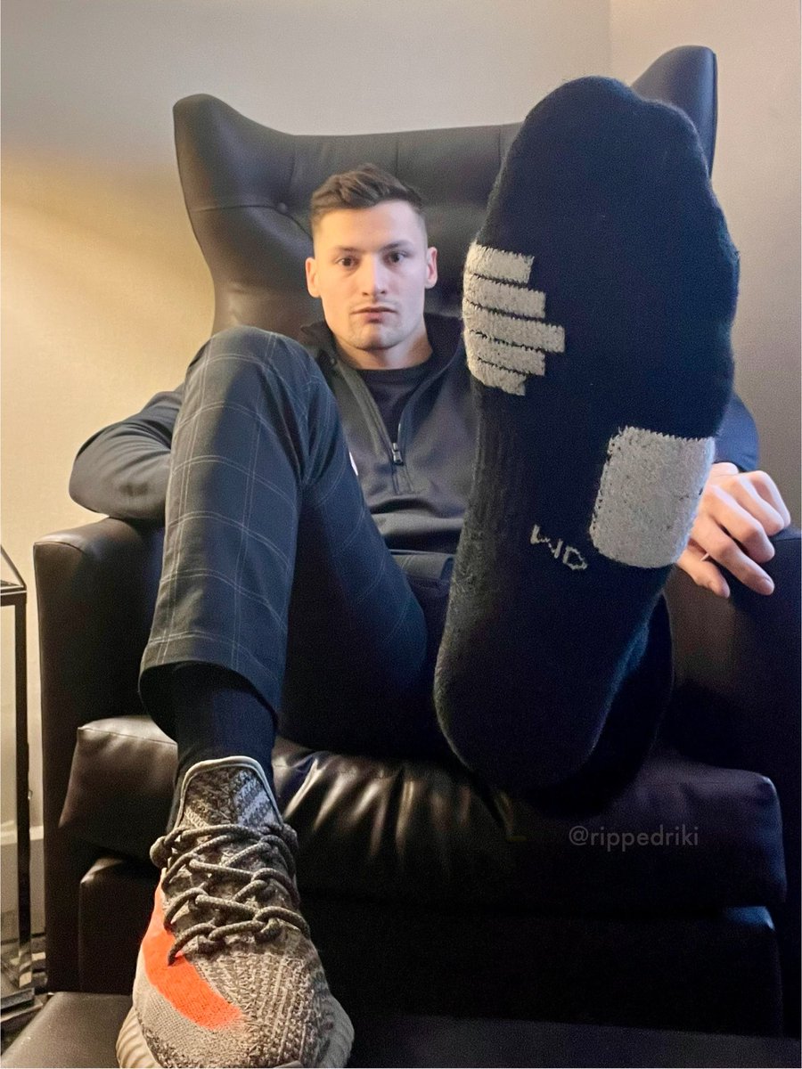rippedriki's tweet photo. My warm, sweaty socked foot just slipped out of the shoe and you 🫵🏻 will make sure not a single trace of my scent is wasted. Breathe it in… deeper… let it take over. Every breath makes you weaker.

100 RTs 🔁 and the sock comes off 😈 https://t.co/2wlcXWVhZw