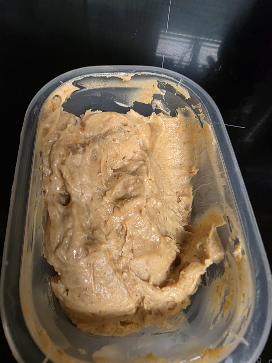 Mirtscham's tweet image. Ich habe karamellisierte aufgeschlagene Knoblauchbutter gemacht. In der Theorie sollte das Ergebnis heller und voluminöser sein. 
Schmeckt aber geil 🤤