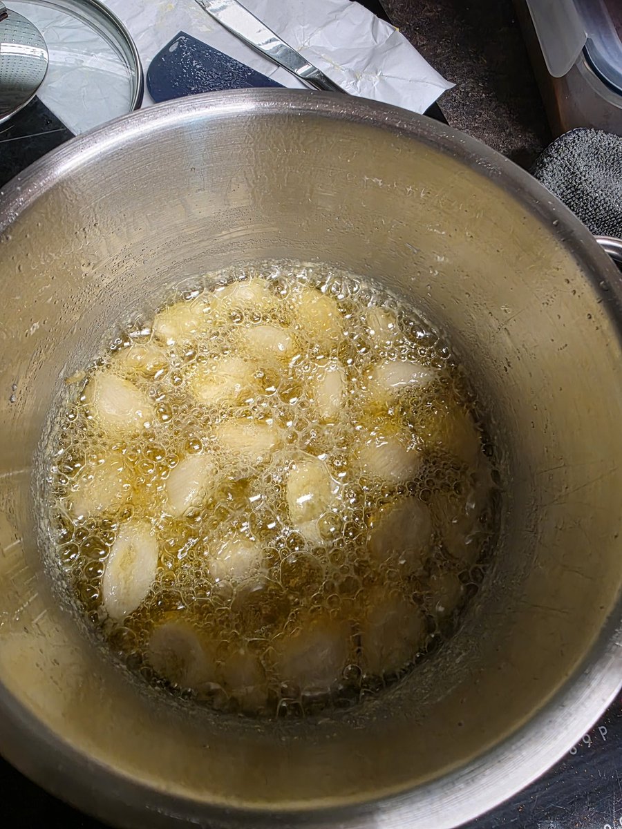 Mirtscham's tweet image. Ich habe karamellisierte aufgeschlagene Knoblauchbutter gemacht. In der Theorie sollte das Ergebnis heller und voluminöser sein. 
Schmeckt aber geil 🤤