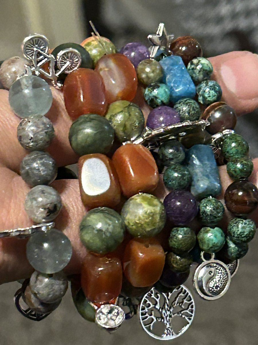 AverageJoeJewel's tweet photo. I might have been super intense last year but this year I’m in more of a camper mode. Holding onto those 80 strands of natural stones climbing in value. If you want a #custom made #bracelet let me know. Here’s my most recent sales as seen in photo. $20 per bracelet. Hmu 🤙 #Gems https://t.co/Si9NHik4SY