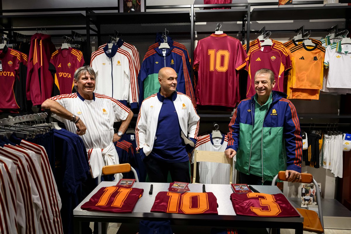 🤝 L'incontro di Giannini, Nela e Rizzitelli con i tifosi all’AS Roma Store della Stazione Termini.

💛❤ Un'occasione per celebrare insieme il lancio della nuova collezione Terrace Icons!

📄 Leggi la news: asroma.com/it/notizie/742…

#ASRoma