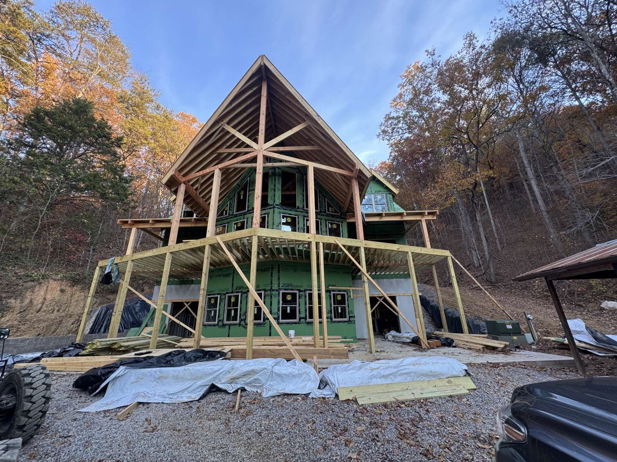 LogHomePro's tweet image. CONSTRUCTION: Started window install. #BigTimberBuilders