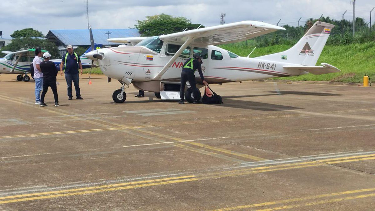 Lamentamos el accidente de la avioneta HK 641 de Nativa Air, que cubría la ruta Yavarate - Papunahua - Bocoa - Mitú. 

En ella viajaban nuestros funcionarios de la Delegación Departamental del Vaupés Gabriel Gómez Sánchez, José Misael Silva Bernal y Nadia Valentina Valencia
