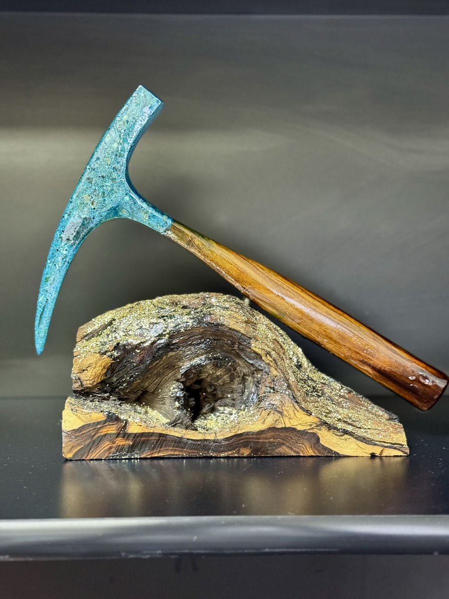 Gracias Dr. Guillermo Tiburcio Munive por esta hermosa pica minera, elaborada por sus propias manos con turquesa y madera del desierto sonorense. Una pieza única que refleja el talento artesanal y el orgullo de nuestra tierra. 🌵 #Sonora #OrgulloSonorense