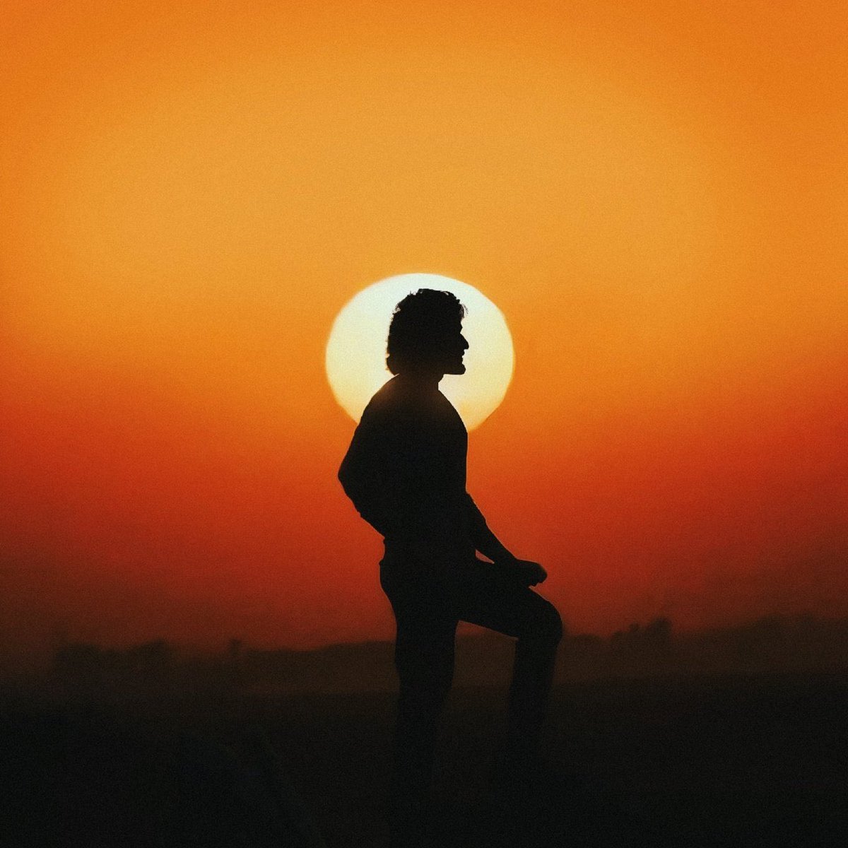 Sun is the biggest STAR in the world and so is <a href="/urstrulyMahesh/">Mahesh Babu</a>🔥🔥🔥
What a visionary idea by <a href="/ssrajamouli/">rajamouli ss</a> to capture the silhouette shot
#GlobeTrotter #SSMB29