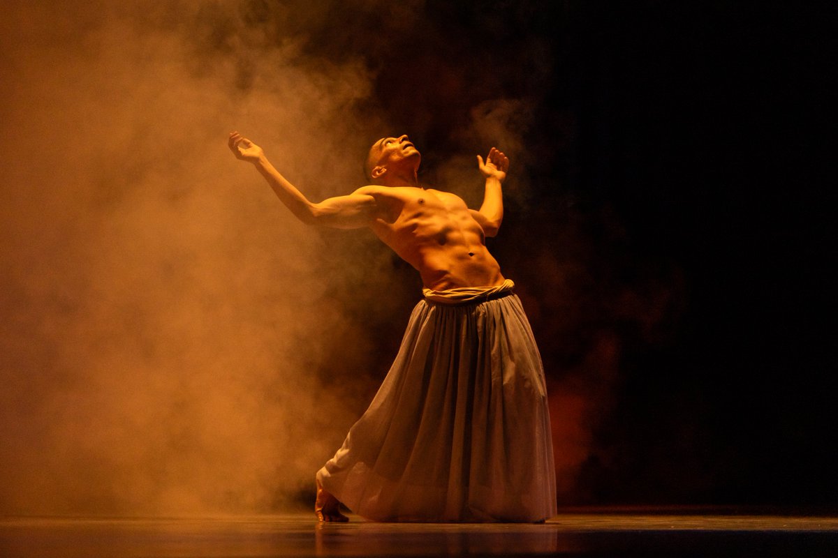 Desde Tijuana, Cuarto Fractal presenta Cardumen, un solo que parte de rituales funerarios Kumiai para pensar duelo, cuerpo y memoria desde un territorio personal y comunitario.

📆 28 al 30 de noviembre | Vie 7:00 pm, sáb y dom 12:30 pm 
📍 Salón de Danza
🎟️ Entrada libre | Cupo