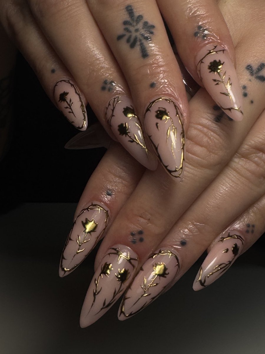 Fresh nails - thorns and roses