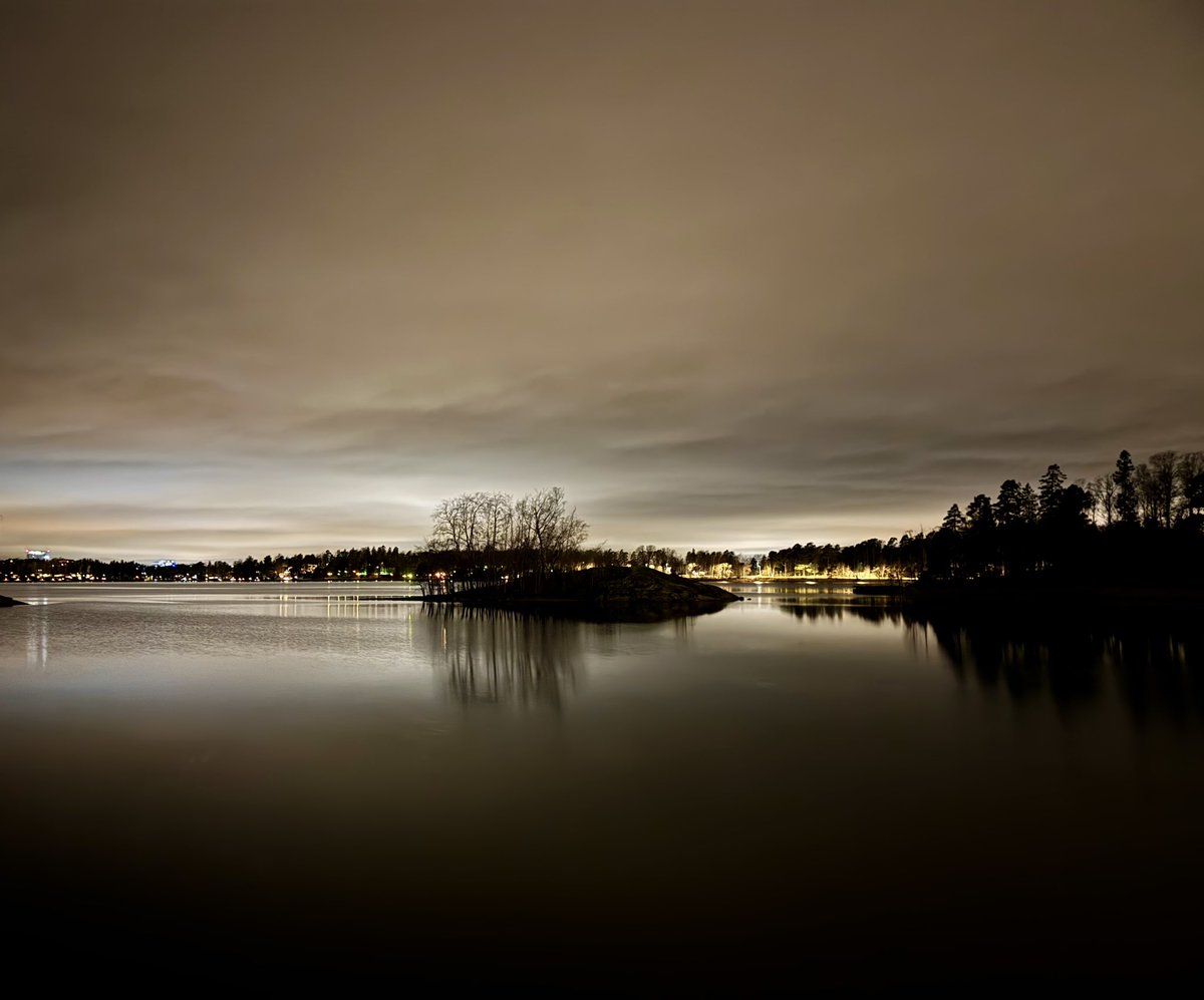 Ja arvasitte oikein - olette jälleen kiertäneet Seurasaaren sisukkaiden edustajienne välityksellä! Viimeistenkin lehtien lennettyä puista maalaa marrasmaiseman väripaletti harmaatakin harmaampaa. Mutta aina vain elämän ilo ja onni jaksaa yllättää, vai mitä sanot, <a href="/JohannaKukka/">Johanna Kukka</a>🥰?