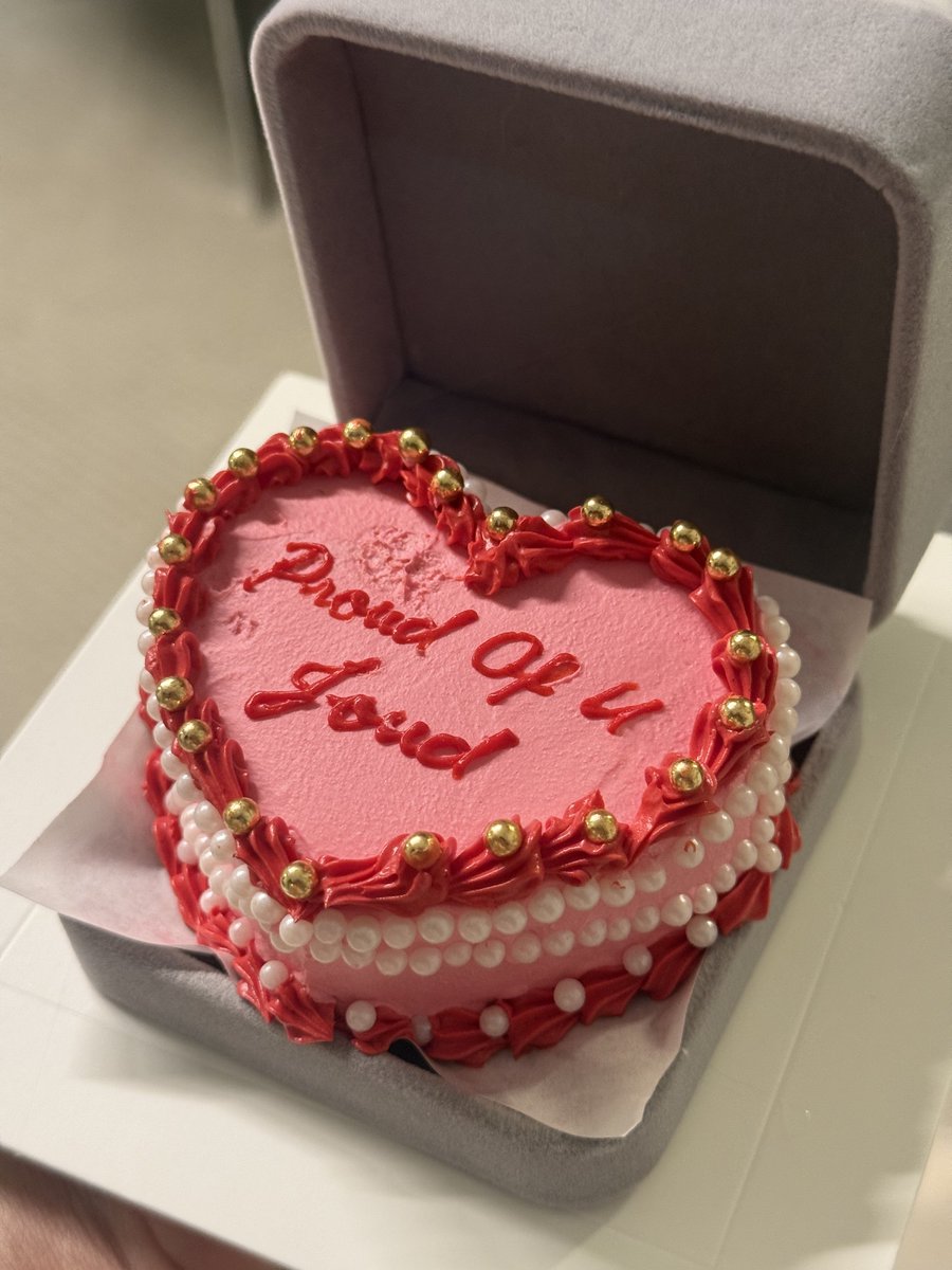 Joudkbk's tweet photo. Surrounded by so much love 💞 https://t.co/0XwsDYKn5y