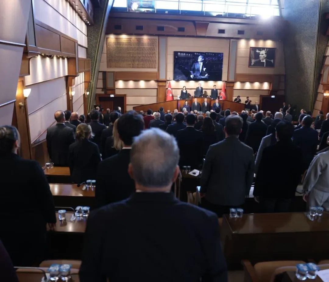 Kurtarıcı ve Kurucu Önderimiz Mustafa Kemal Atatürk için saygı duruşunda bulunarak ve İstiklâl Marşımız ile başladığımız İBB Meclisimizin Kasım '25 toplantılarının 1. Birleşimi'ni tamamladık.

Almış olduğumuz kararların İstanbul halkına hayırlı olmasını dilerim.

Başkomutanımız,