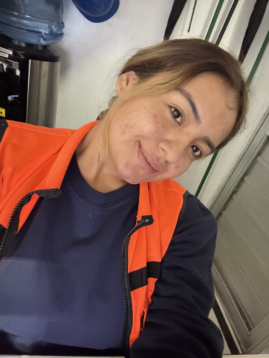 MirandaIs8's tweet image. Esta foto demuestra realmente como me siento, estoy agotada, cansada, sin ánimos; Solo espero volver a recuperar mi brillo en en un futuro no muy lejano ✨