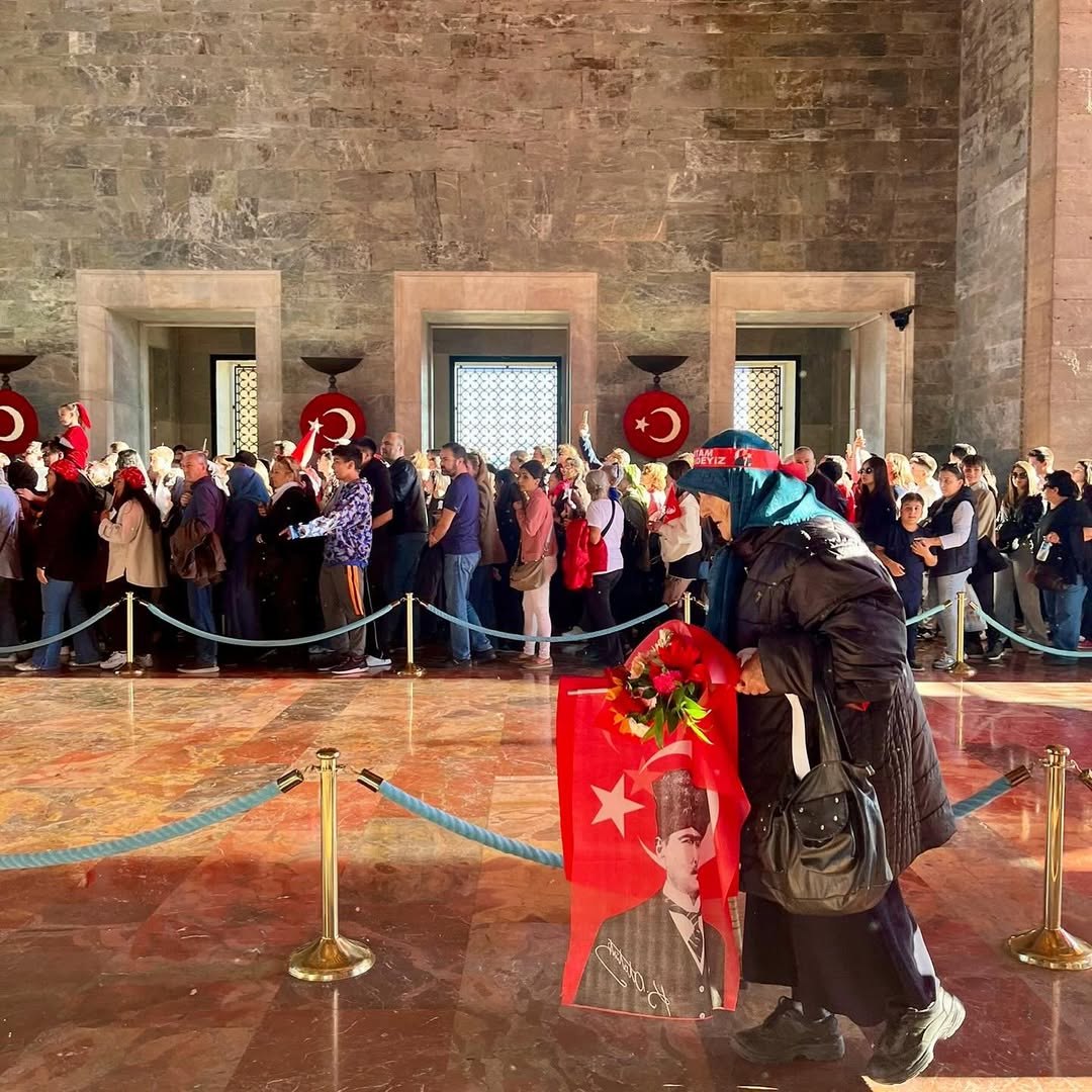 avcemiloz's tweet photo. “İşte biz yana-kavrula,
Ordumuzun taarruza geçip bizi kurtarmasını bekliyorduk.

Sonra bir gün şu çeşmenin ardından,
Başı kalpaklı süvariler rüzgar gibi geçip gitti …

Anladım ki bizimkilerdi.
Köye çığlığı bastım,
Geldi Kemalin askerleri !!!"
...
Dünya üzerinde var oldukça ... https://t.co/wyYgeetygR