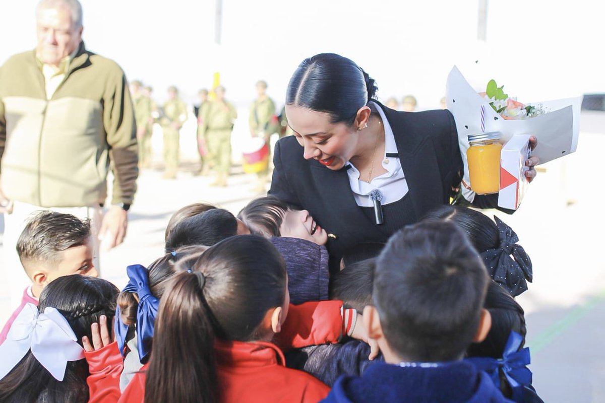BetzabeMtzA's tweet photo. Como se lo prometimos a Isali, asistimos a los honores a la bandera en su escuela, en Estación Viñedo. 
¡Un gran momento con esta maravillosa comunidad estudiantil! Mi parte favorita de los lunes. 🇲🇽❤️

#BetzabéPresidenta
#ElCorazónDeLaTransformación https://t.co/rB6OTgx7dH