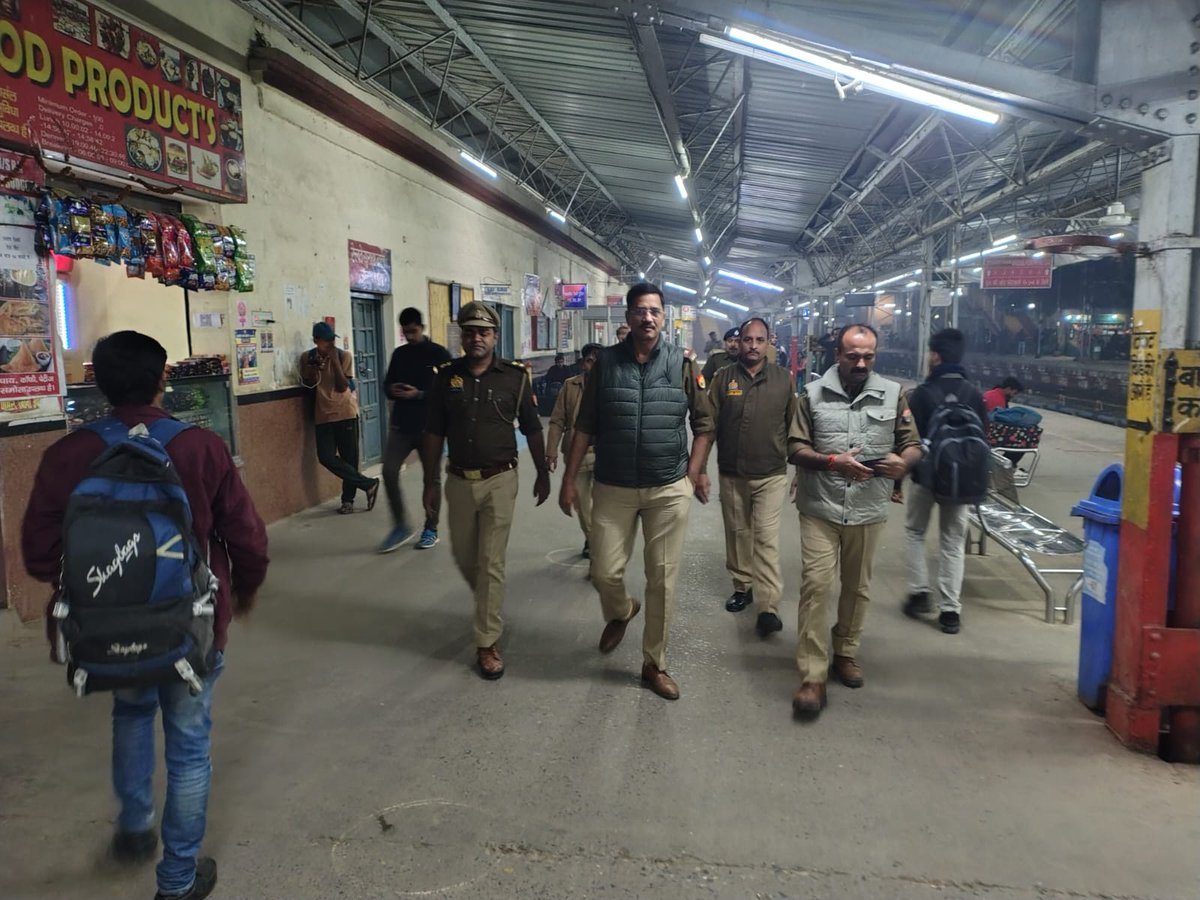 sultanpurpolice's tweet photo. दिल्ली में हुई विस्फोट घटना के दृष्टिगत #SPSTR @ipskunwaranupam के निर्देशन में #SultanpurPolice द्वारा रेलवे स्टेशन, बस स्टेशन व भीड़-भाड़ वाले स्थानों पर सघन चेकिंग अभियान चलाया गया।
👉आमजन से अपील — सतर्क रहें,संदिग्ध सूचना हेतु☎️112 पर संपर्क करें।
#UPPolice
#HighAlert https://t.co/EM56ySTTXF