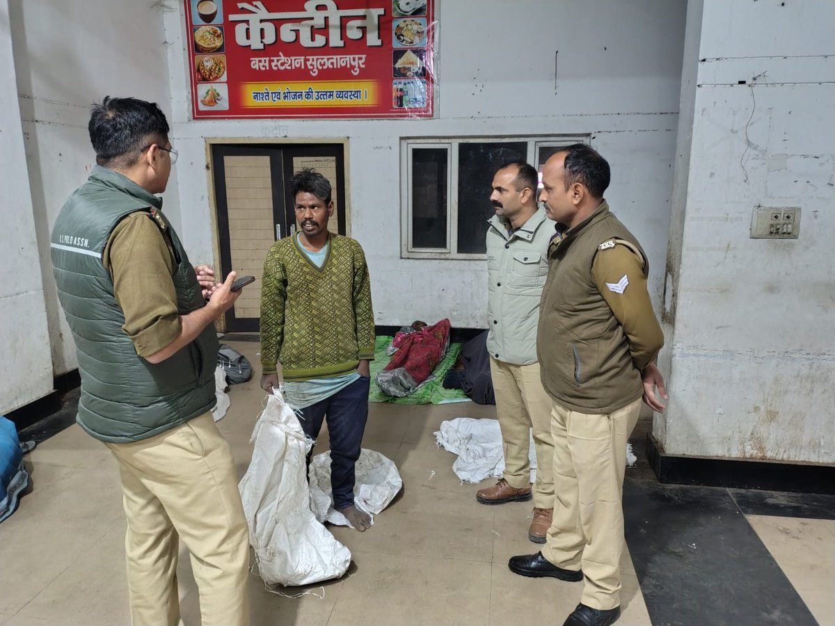 sultanpurpolice's tweet photo. दिल्ली में हुई विस्फोट घटना के दृष्टिगत #SPSTR @ipskunwaranupam के निर्देशन में #SultanpurPolice द्वारा रेलवे स्टेशन, बस स्टेशन व भीड़-भाड़ वाले स्थानों पर सघन चेकिंग अभियान चलाया गया।
👉आमजन से अपील — सतर्क रहें,संदिग्ध सूचना हेतु☎️112 पर संपर्क करें।
#UPPolice
#HighAlert https://t.co/EM56ySTTXF