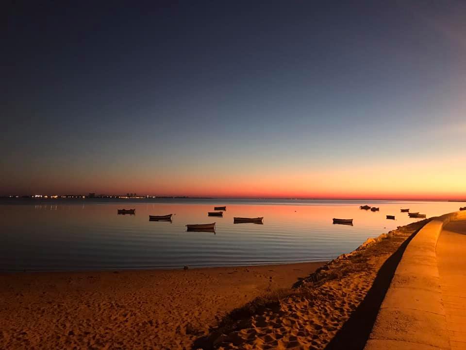 "Traéme el atardecer en una copa", escribió Emily Dickinson. 

En el fondo, la frase me recuerda que la vida se compone de estos instantes preciosos. Es querer que la belleza no solo esté fuera, sino que se incorpore, que nos llene por dentro.
Os dejo aquí esa copa.