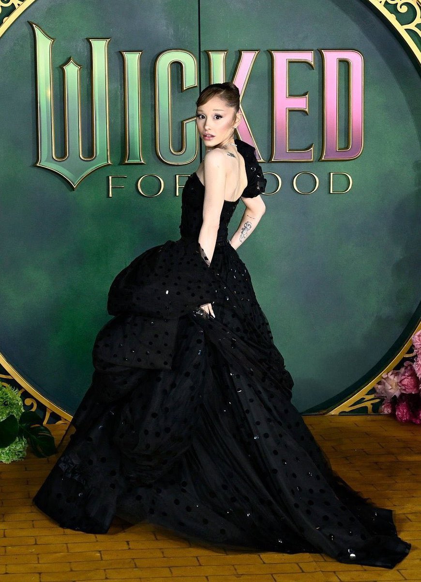 updatecharts's tweet image. Ariana Grande na première de “Wicked: For Good” em Londres. 🇬🇧