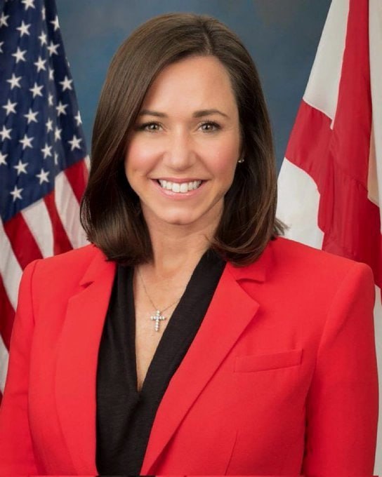 🚨BREAKING: Alabama Senator Katie Britt has introduced a bill to prevent illegal immigrants from voting in federal elections.

Do you support this?

A. Yes
b. No