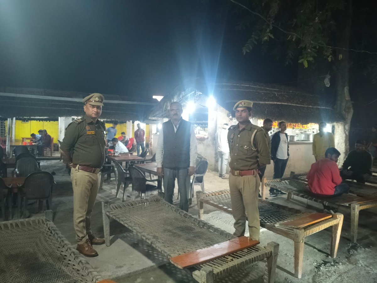 sultanpurpolice's tweet photo. दिल्ली में हुई विस्फोट घटना के दृष्टिगत #SPSTR @ipskunwaranupam के निर्देशन में #SultanpurPolice द्वारा रेलवे स्टेशन, बस स्टेशन व भीड़-भाड़ वाले स्थानों पर सघन चेकिंग अभियान चलाया गया।
#UPPolice
#HighAlert https://t.co/XERv8goFmH
