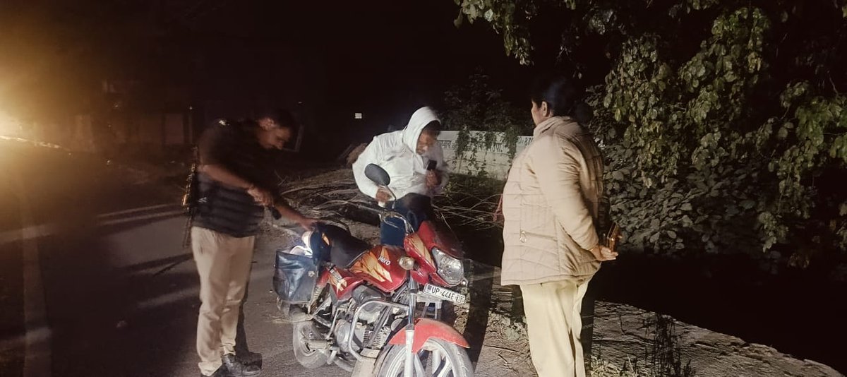 sultanpurpolice's tweet photo. दिल्ली में हुई विस्फोट घटना के दृष्टिगत #SPSTR @ipskunwaranupam के निर्देशन में #SultanpurPolice द्वारा रेलवे स्टेशन, बस स्टेशन व भीड़-भाड़ वाले स्थानों पर सघन चेकिंग अभियान चलाया गया।
#UPPolice
#HighAlert https://t.co/XERv8goFmH