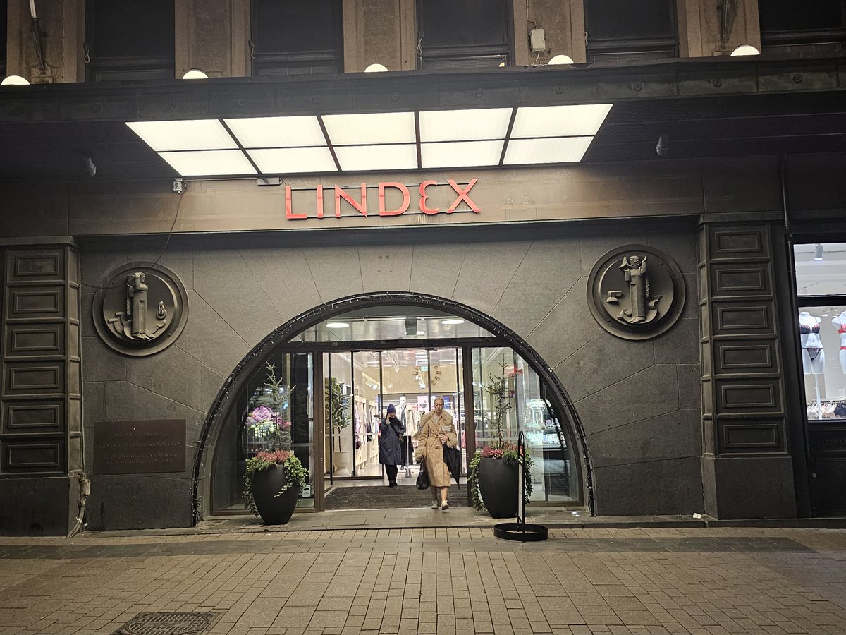 AkiPyysing's tweet image. Aleksanterinkatu, Helsinki ma klo 19.20:

Naiset parveilevat Lindexissä ja turistit Stockan jouluikkunan edessä. 

Marimekko on kiinni.

Johtopäätös: 

Osta #Lindex, myy #Marimekko

🖕Mifid II. Puffaan omiani, jos huvittaa🙃.